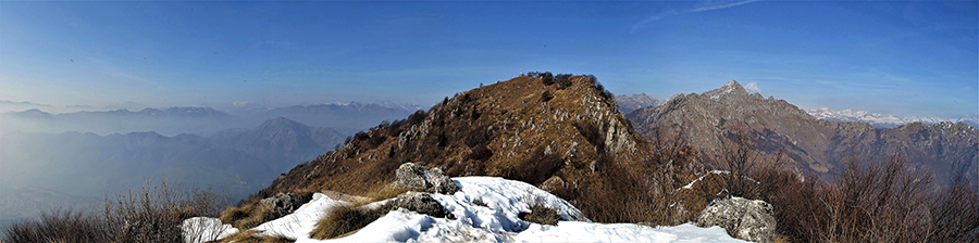 Dall'anticima vista in Monte Suchello, Alben e ad est verso Val Vertova e Val Seriana, ad ovest verso Val Serina e Brembana